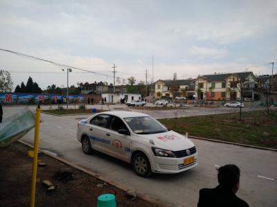教練員等候?qū)W員上車(chē)練習(xí)