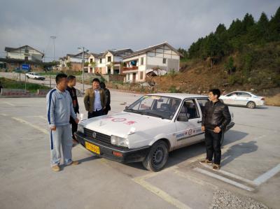 學(xué)員互相交流駕車(chē)心得